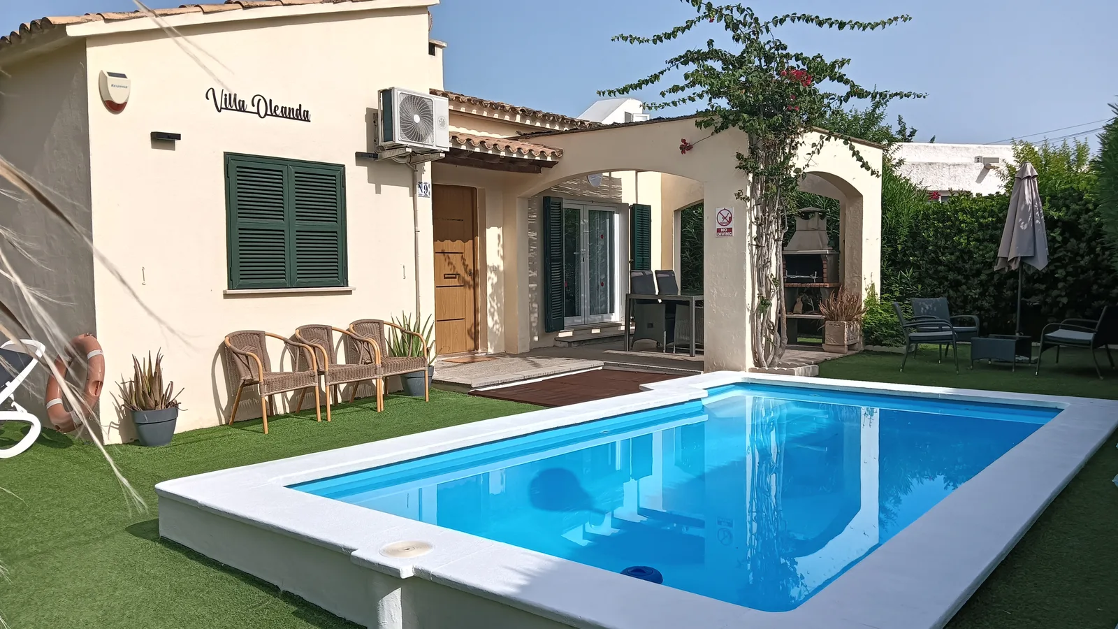 Fachada y piscina